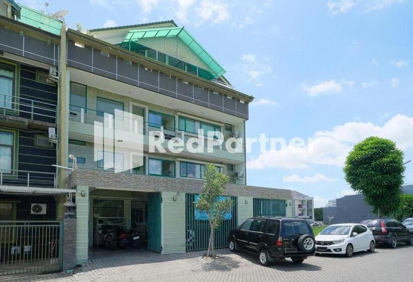 בית מלון כפרי Pondok Hijau Syariah Mitra Reddoorz At Citraland Surabaya