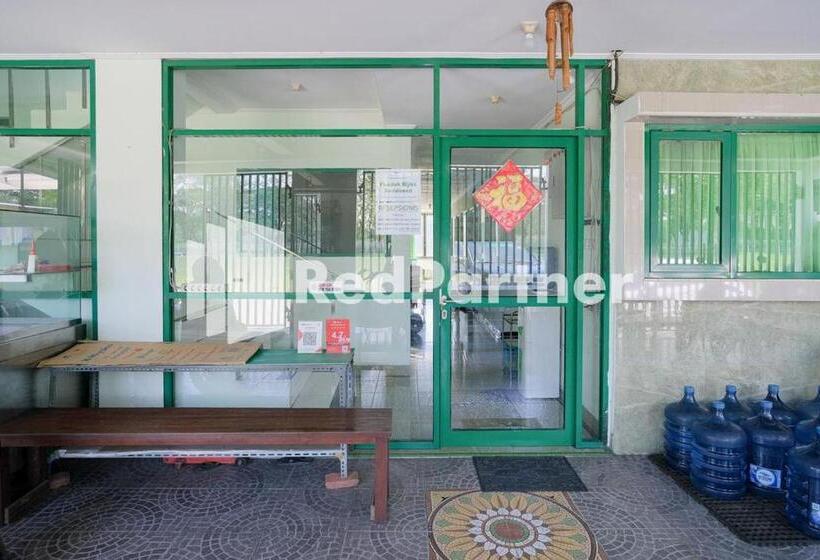 בית מלון כפרי Pondok Hijau Syariah Mitra Reddoorz At Citraland Surabaya