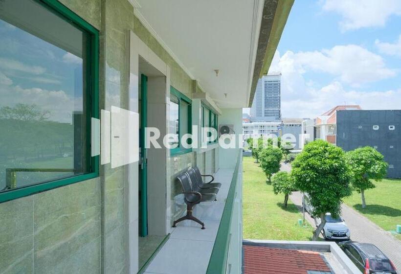 בית מלון כפרי Pondok Hijau Syariah Mitra Reddoorz At Citraland Surabaya