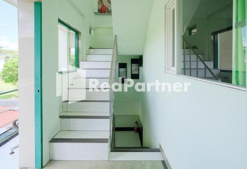 בית מלון כפרי Pondok Hijau Syariah Mitra Reddoorz At Citraland Surabaya