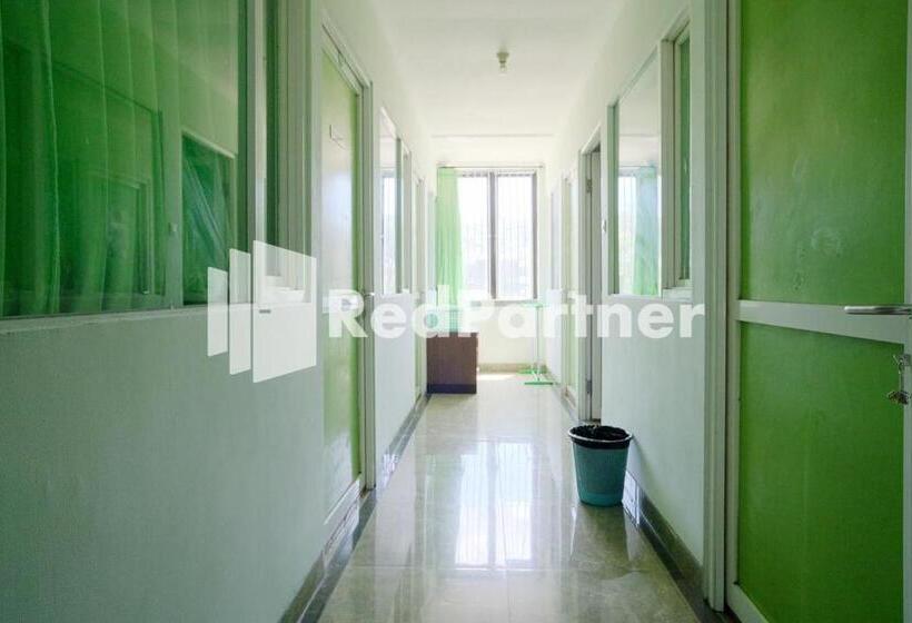 בית מלון כפרי Pondok Hijau Syariah Mitra Reddoorz At Citraland Surabaya