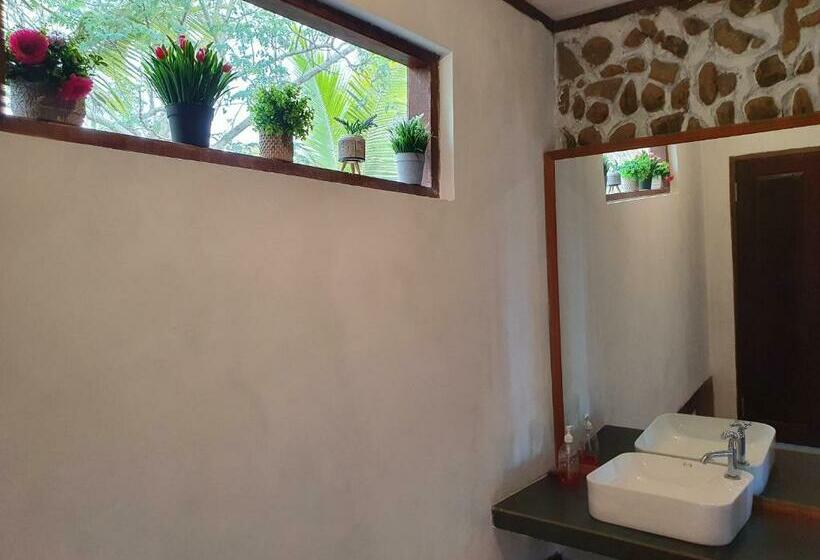 Panzió Amban Beach House