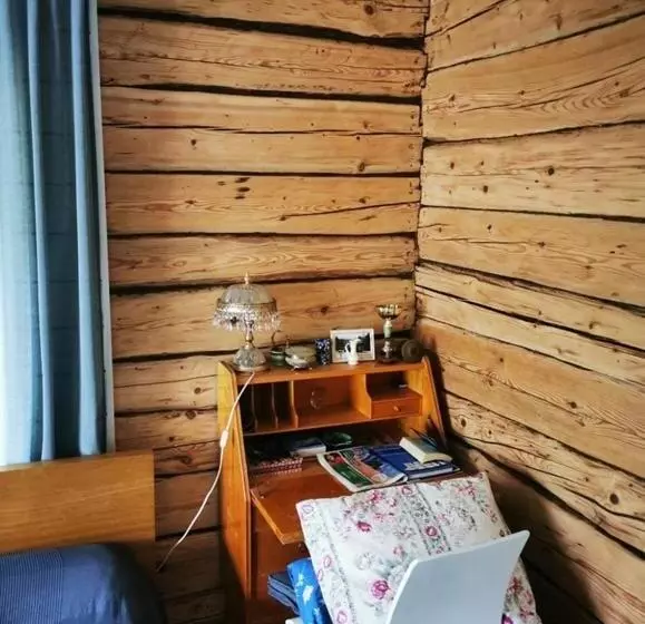 Stor Familjegård I Bra Läge