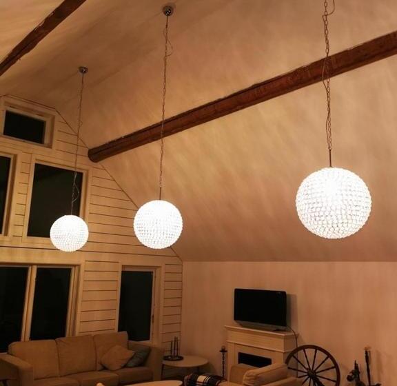 Stor Familjegård I Bra Läge