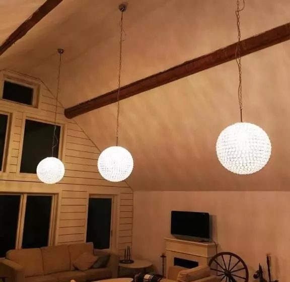 Stor Familjegård I Bra Läge