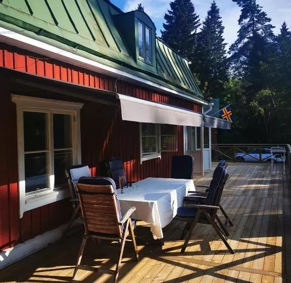 Stor Familjegård I Bra Läge