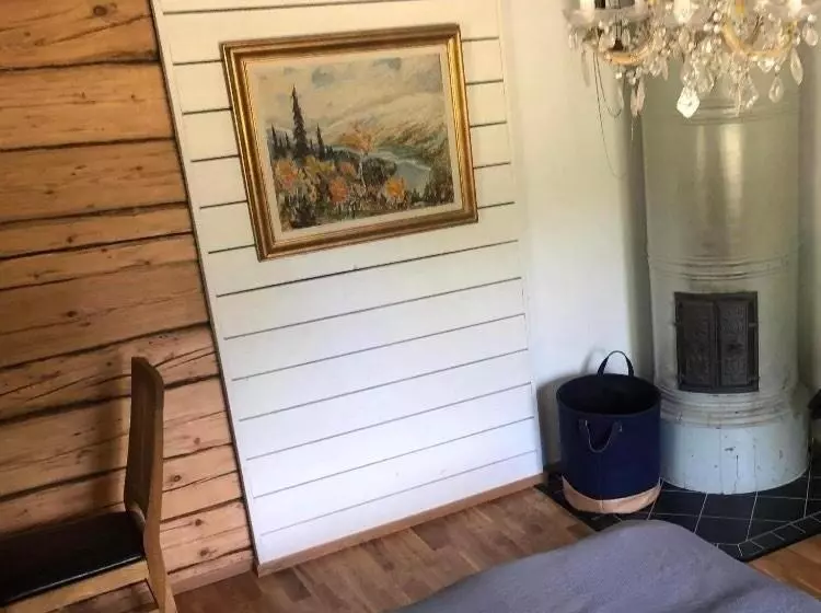 Stor Familjegård I Bra Läge