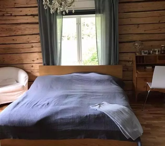 Stor Familjegård I Bra Läge