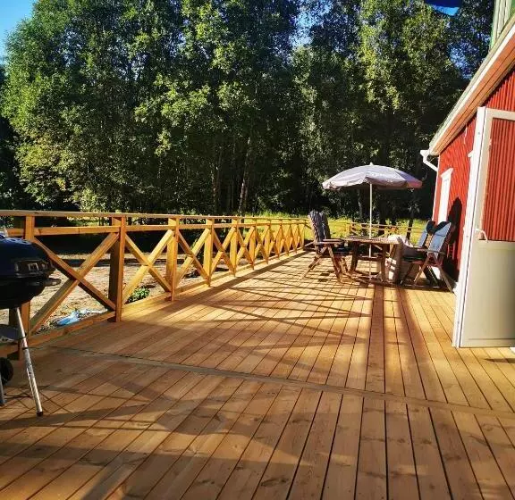 Stor Familjegård I Bra Läge