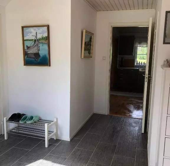 Stor Familjegård I Bra Läge