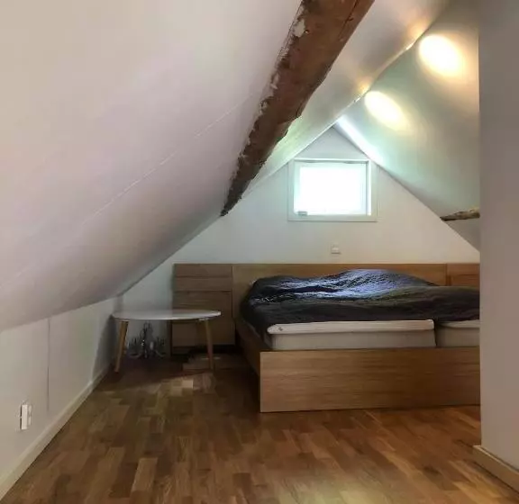 Stor Familjegård I Bra Läge