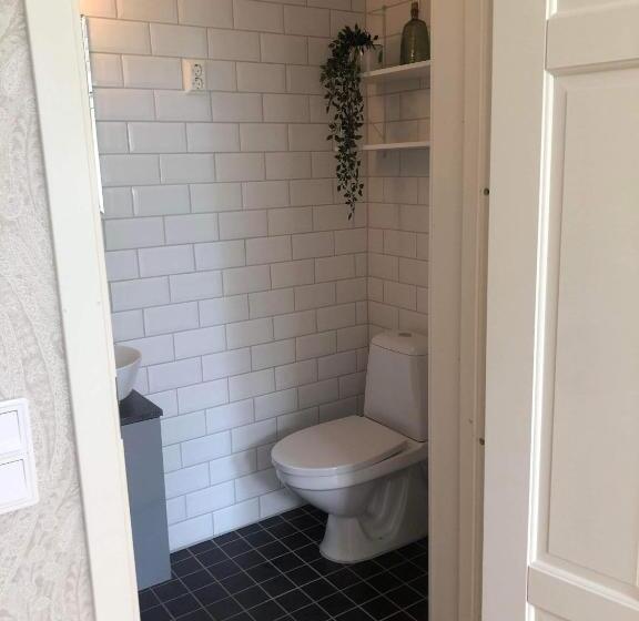 Stor Familjegård I Bra Läge