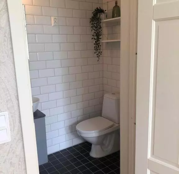 Stor Familjegård I Bra Läge