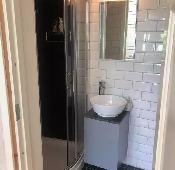 Stor Familjegård I Bra Läge