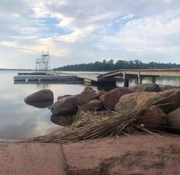 Stor Familjegård I Bra Läge