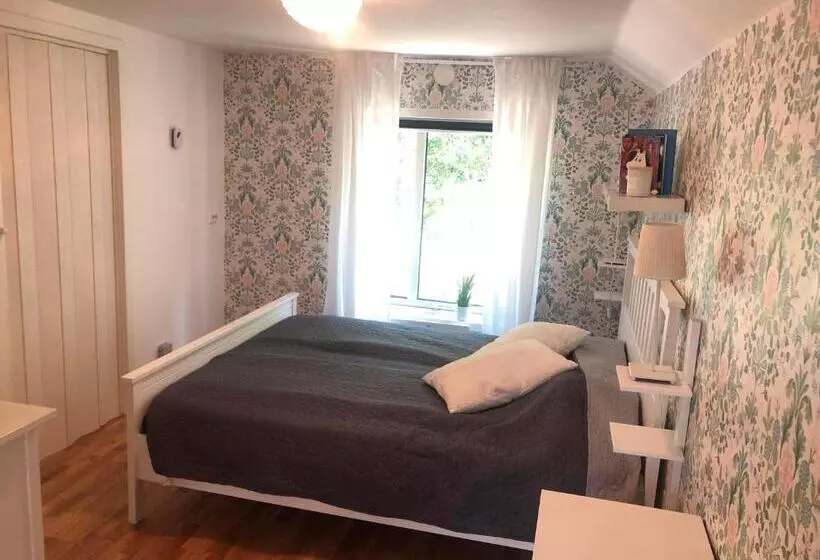 Stor Familjegård I Bra Läge