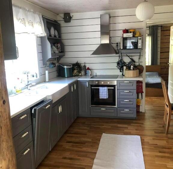 Stor Familjegård I Bra Läge