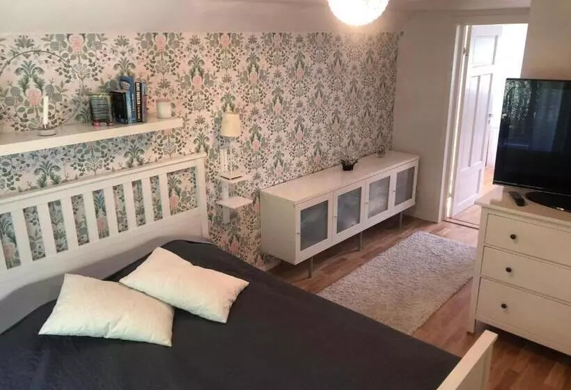 Stor Familjegård I Bra Läge