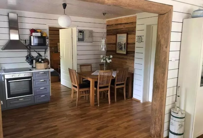 Stor Familjegård I Bra Läge