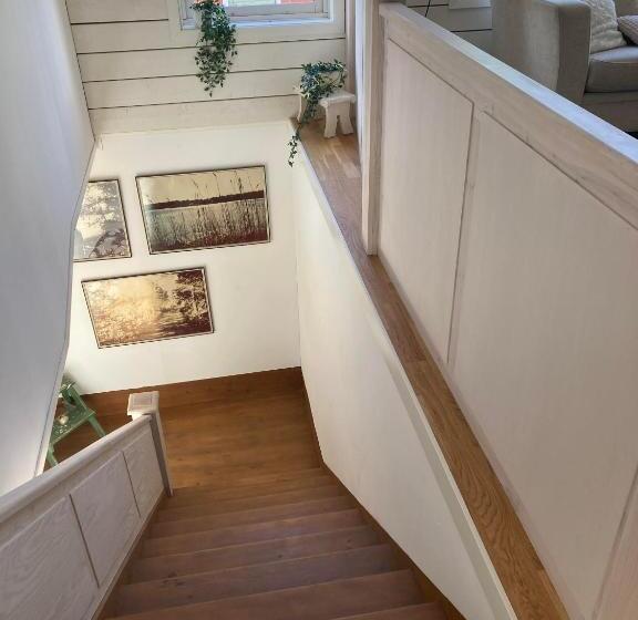 Stor Familjegård I Bra Läge