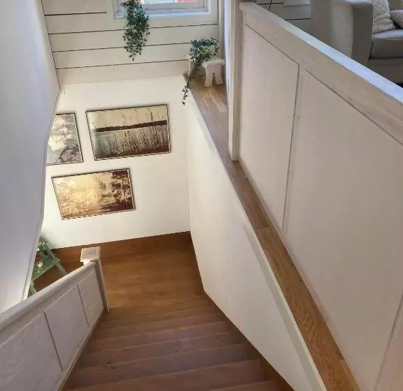 Stor Familjegård I Bra Läge