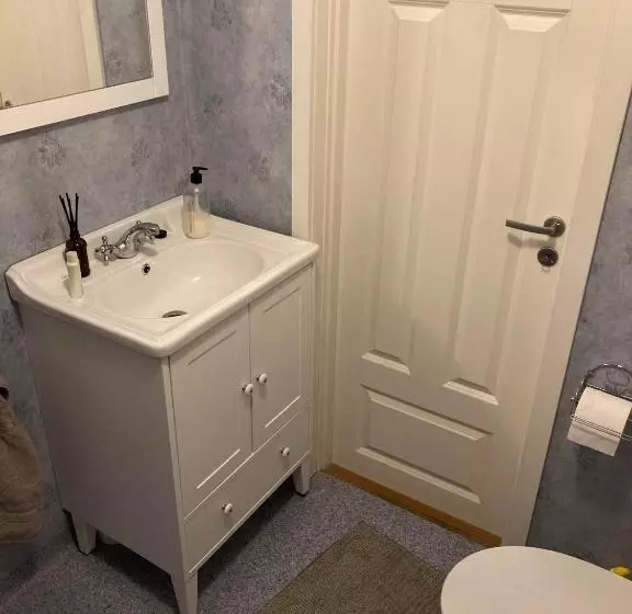 Stor Familjegård I Bra Läge