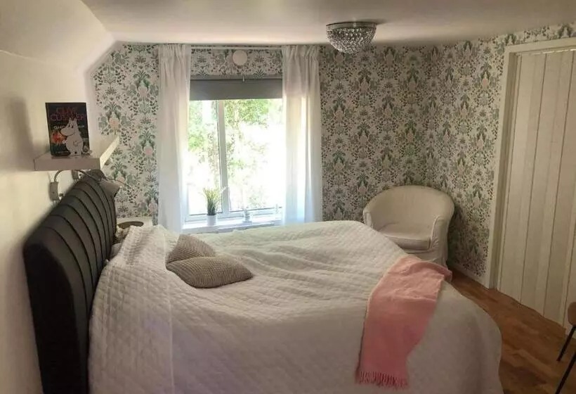 Stor Familjegård I Bra Läge