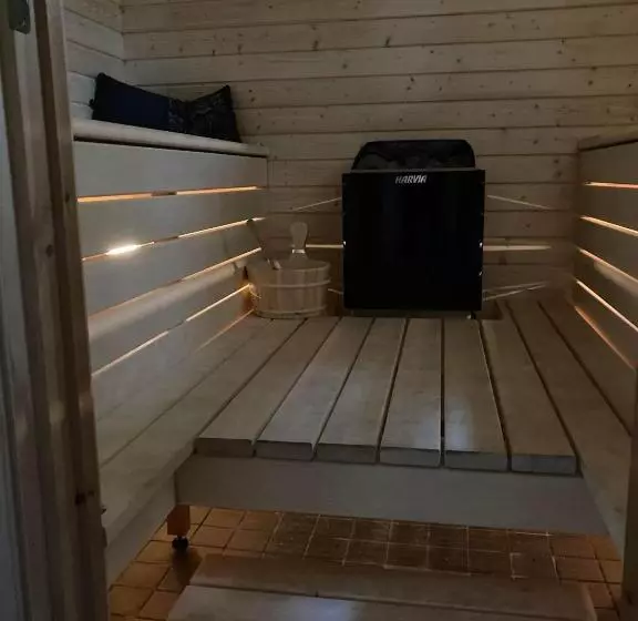 Stor Familjegård I Bra Läge