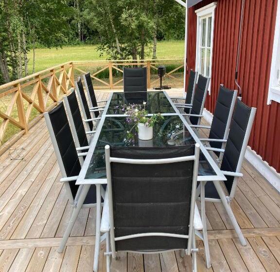 Stor Familjegård I Bra Läge