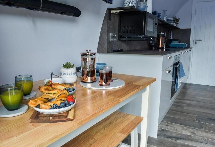 Derecroft Glamping Luxury Lodgepods