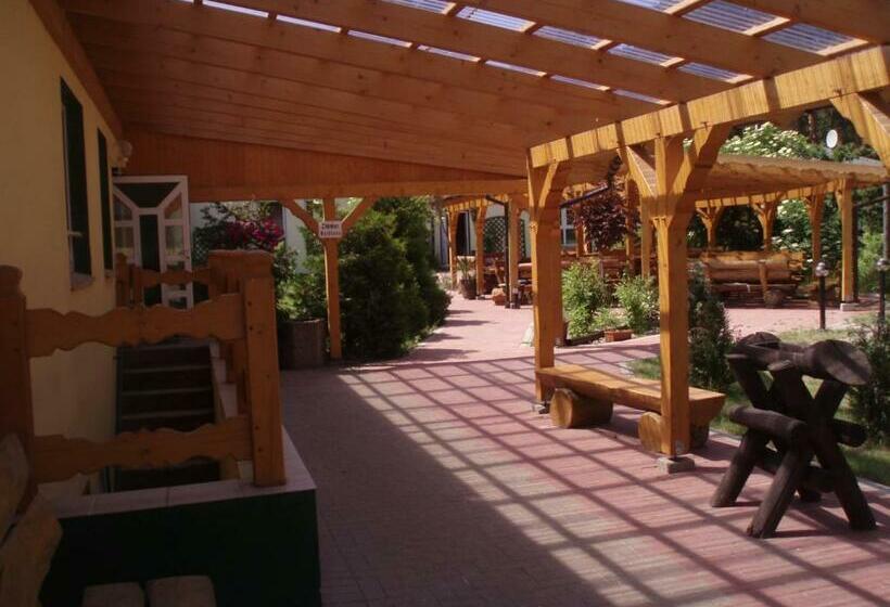 Hostel Waldhaus Am Ferienpark Mehrbett Gruppenzimmer Mit Waschbecken