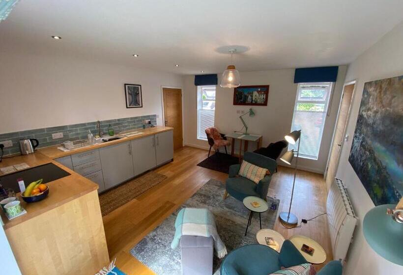 Self Contained, Ground Floor Apartment With Parking And Patio