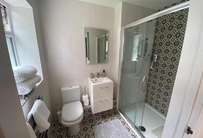 Self Contained, Ground Floor Apartment With Parking And Patio