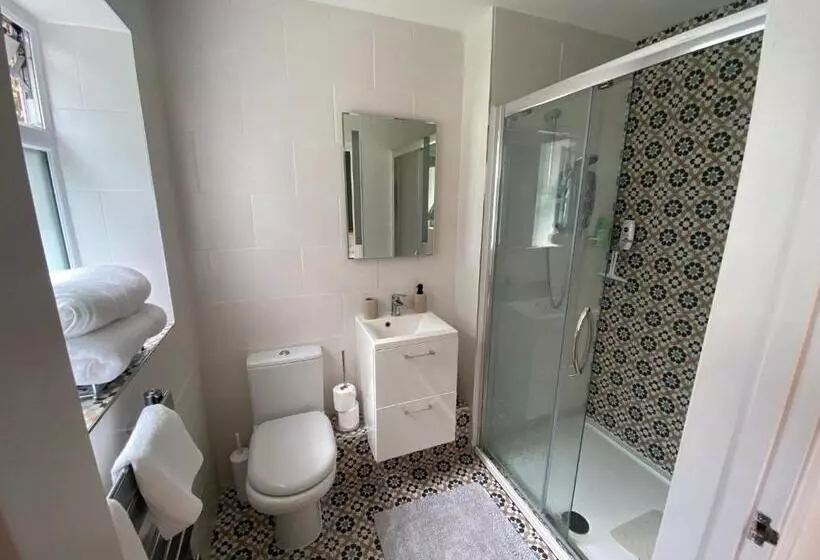 Self Contained, Ground Floor Apartment With Parking And Patio