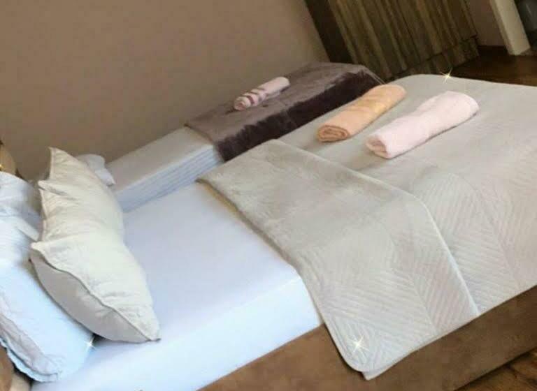 ホテル Razëm Lendina E Qetë