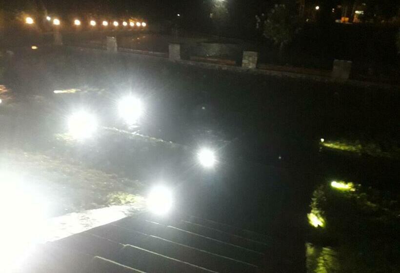 ホテル Razëm Lendina E Qetë