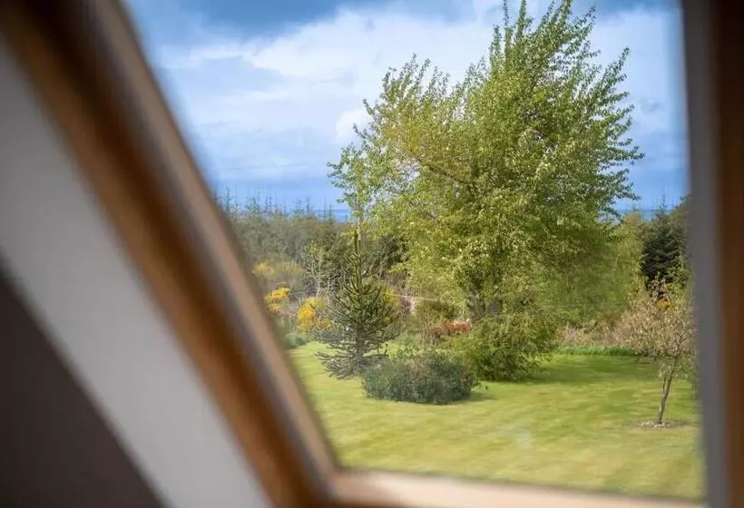 Cosy & Rustic Retreat   Woodland Cottage