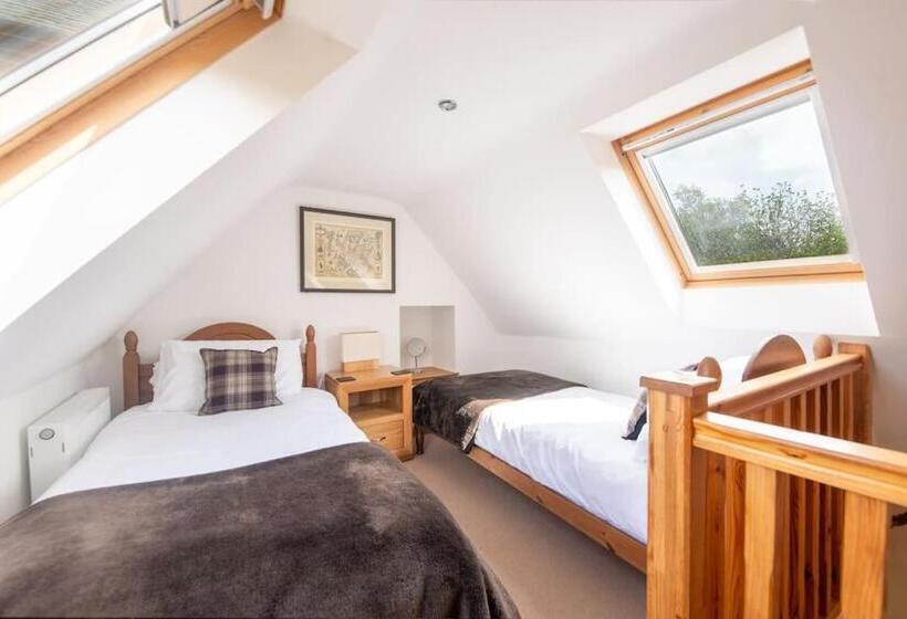 Cosy & Rustic Retreat   Woodland Cottage