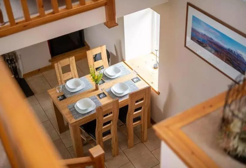 Cosy & Rustic Retreat   Woodland Cottage