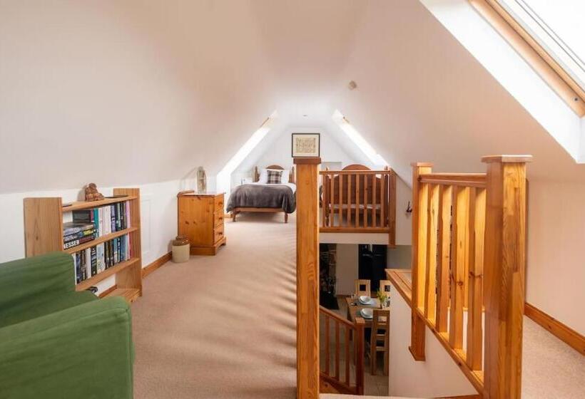 Cosy & Rustic Retreat   Woodland Cottage