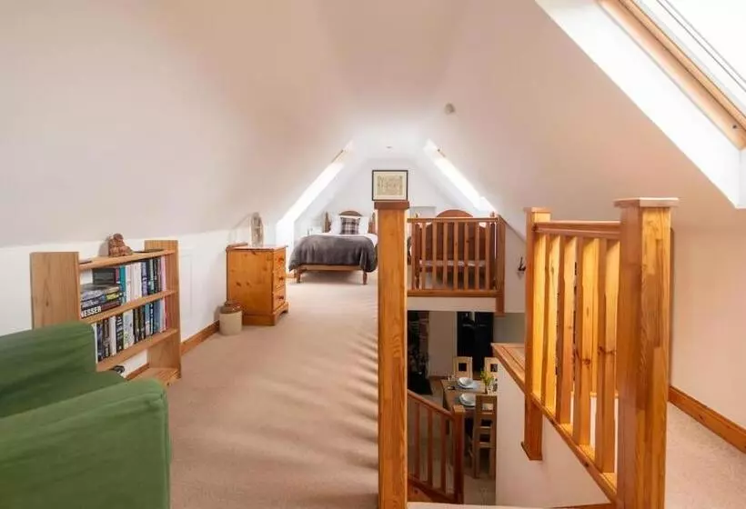 Cosy & Rustic Retreat   Woodland Cottage