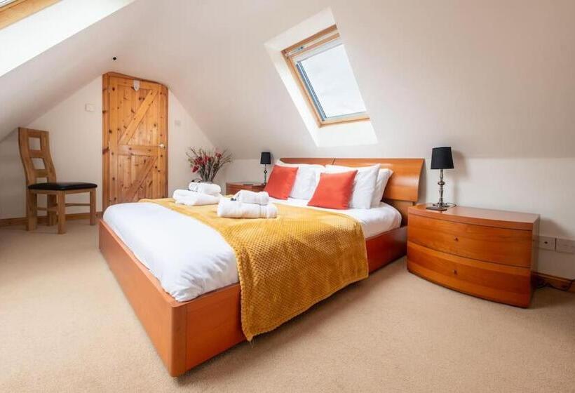 Cosy & Rustic Retreat   Woodland Cottage