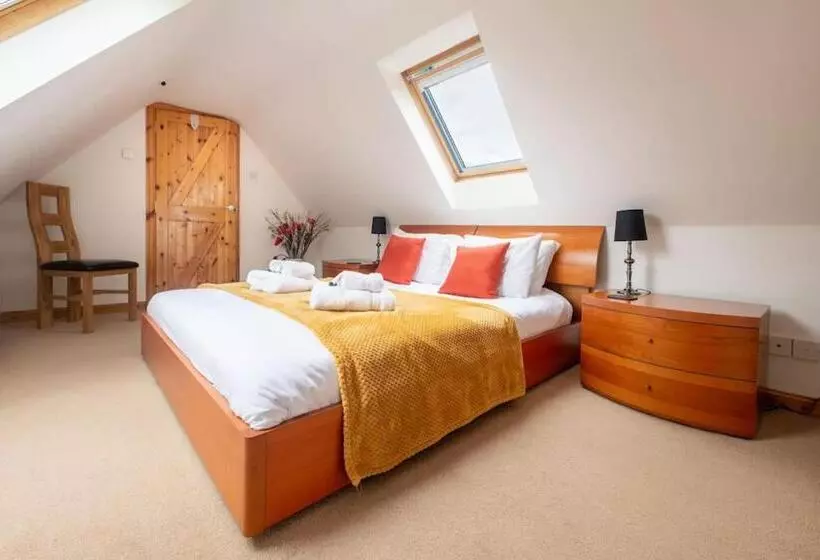 Cosy & Rustic Retreat   Woodland Cottage