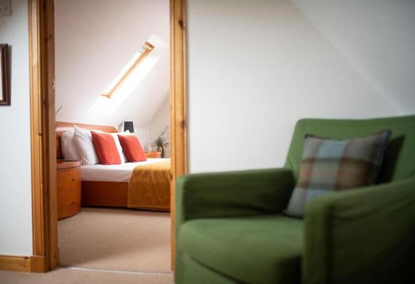 Cosy & Rustic Retreat   Woodland Cottage