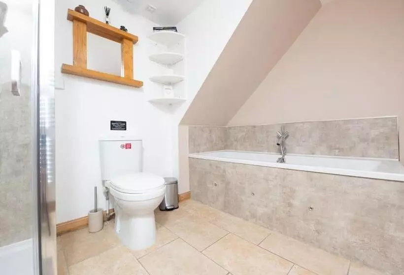 Cosy & Rustic Retreat   Woodland Cottage