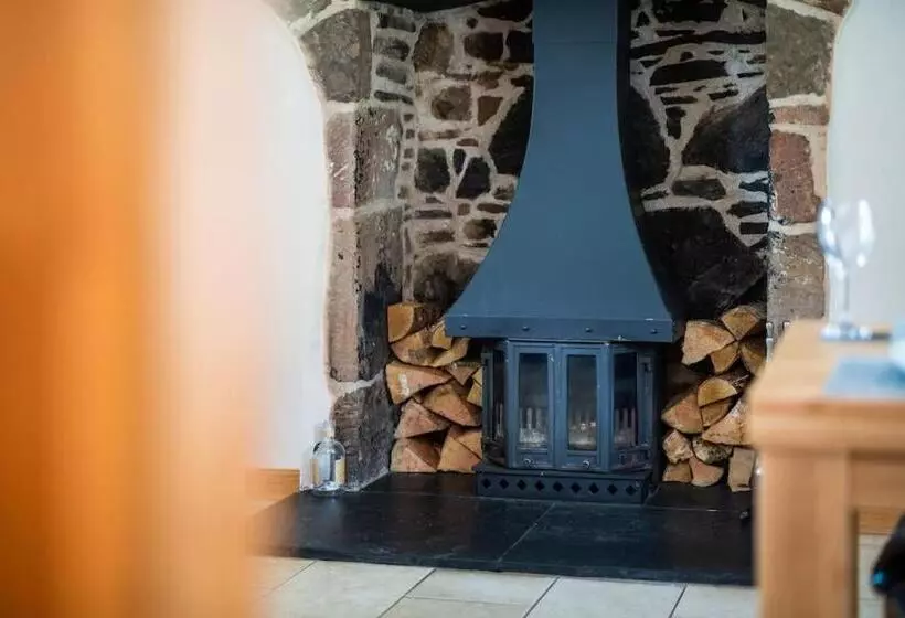 Cosy & Rustic Retreat   Woodland Cottage