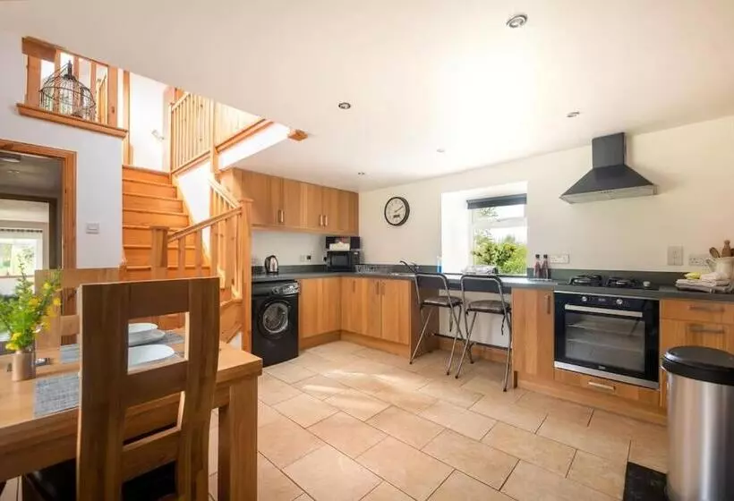 Cosy & Rustic Retreat   Woodland Cottage