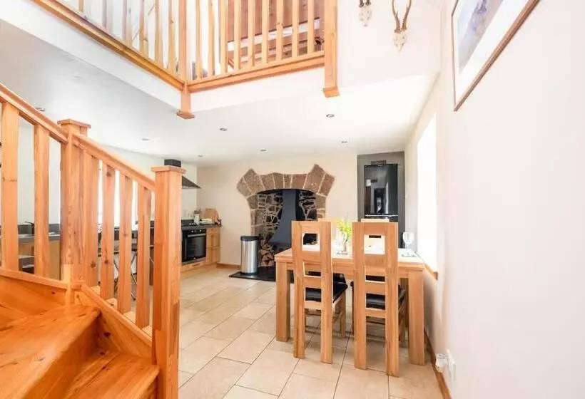 Cosy & Rustic Retreat   Woodland Cottage