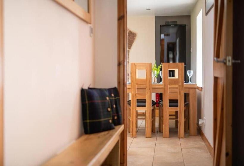 Cosy & Rustic Retreat   Woodland Cottage