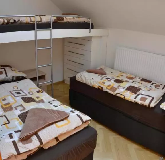 ホテル Apartmány Na Farmě